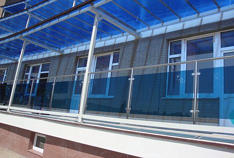 Балконное ограждение со стеклом и стойками. Тульская область, г. Алексин, республиканская учебно-тренировочная база «Ока». Фото 2.