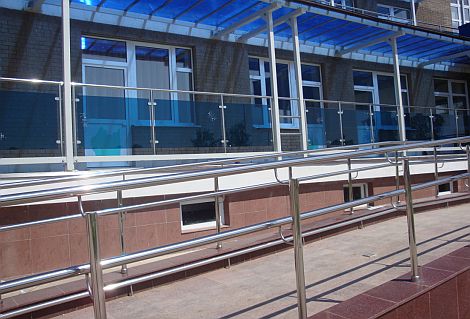 Балконное ограждение со стеклом и стойками. Тульская область, г. Алексин, республиканская учебно-тренировочная база «Ока». Фото 4.