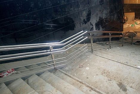 Перила из нержавеющей стали с двойным поручнем в Москве, метро Раменки. Фото 1.