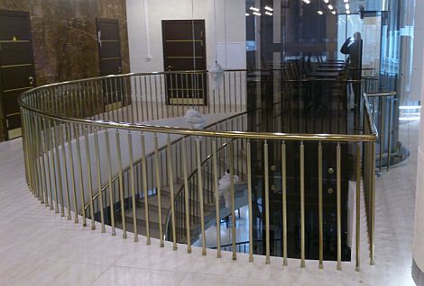 Перила из нержавеющей стали с вертикальным заполнением. Москва, комбинат питания Кремлевский. Фото 4.